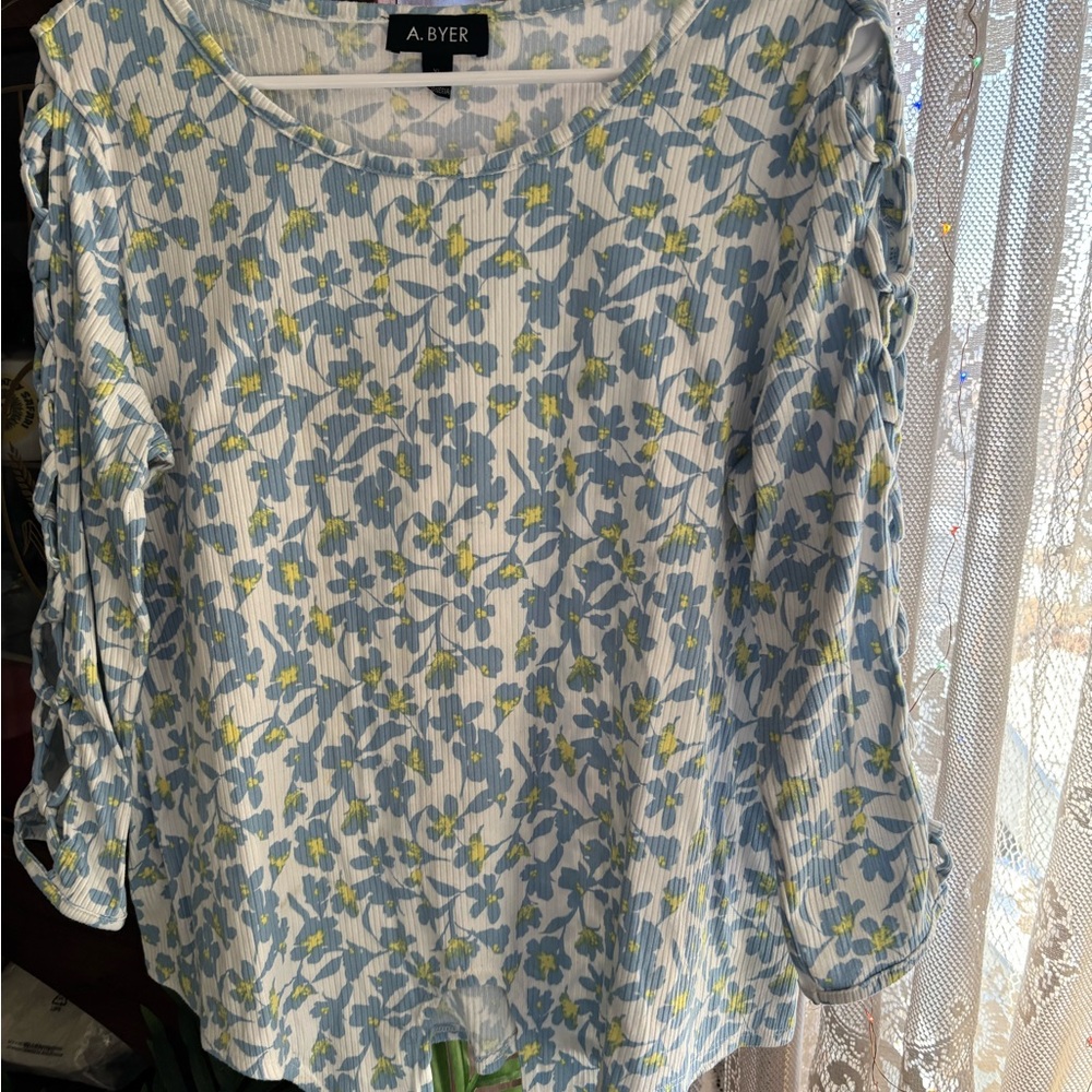 Long sleeve top with tie in the frontt worn once